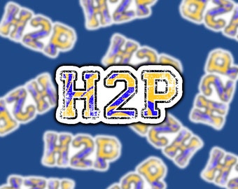 Może przedstawiać: Biała naklejka z tekstem "H2P" w niebieskich i żółtych literach o postarzanym, vintage'owym wyglądzie.