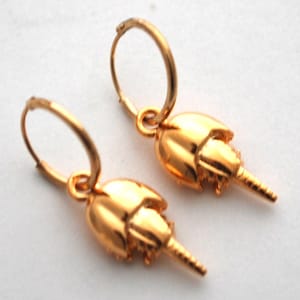 Pendientes de aro con forma de cangrejo herradura - Aro de oro de 14k sobre plata de ley, dije chapado en oro de 14k