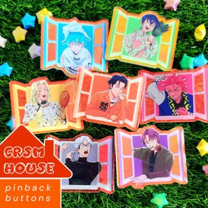 Könnte beinhalten: Eine Sammlung von Ansteckbuttons mit Anime-Charakteren in Fensterrahmen. Die Buttons haben eine Vielzahl farbenfroher Designs, darunter Charaktere mit blauen, rosa und blonden Haaren. Der Text "GRSM HOUSE" und "pinback buttons" ist sichtbar.
