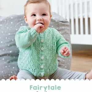 Può includere: Un bambino indossa un cardigan lavorato a maglia verde menta con bottoni bianchi a forma di fiore. Il cardigan presenta un motivo strutturato. Il testo "Fairytale Cardigan" è in basso nell'immagine. Il marchio "West Yorkshire Spinners" è in alto.