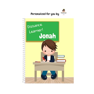 Könnte beinhalten: Ein Spiralnotizbuch mit einer Cartoon-Illustration eines Schülers an einem Schreibtisch. Das Bild enthält den Text "Distance Learner! Jonah" auf einer grünen Tafel. Das Notizbuch ist personalisiert und hat einen gelben Hintergrund.