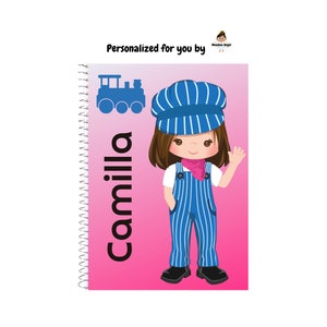 Può includere: Quaderno a spirale con sfondo sfumato rosa e bianco. La copertina presenta un'illustrazione a cartoni animati di una ragazza vestita da capotreno, il nome "Camilla" a grandi lettere nere e il testo "Personalizzato per te da".