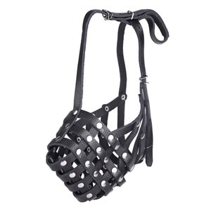 Puede incluir: Bozal de perro de cuero negro con dise&ntilde;o de jaula de metal y remaches plateados. El bozal tiene una correa ajustable.