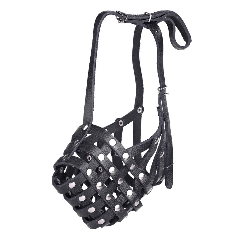 Puede incluir: Bozal de perro de cuero negro con dise&ntilde;o de jaula de metal y remaches plateados. El bozal tiene una correa ajustable.
