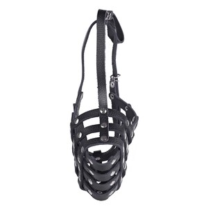 Puede incluir: Bozal de perro de cuero negro con remaches met&aacute;licos y una correa. El bozal tiene un dise&ntilde;o en forma de jaula con varias barras.