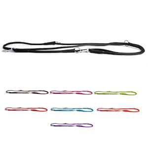 Pode incluir: Uma trela dupla para cães preta com dois clipes de metal e um anel de metal. A trela é mostrada em várias cores: marrom, rosa, azul-petróleo, vermelho, roxo e verde.