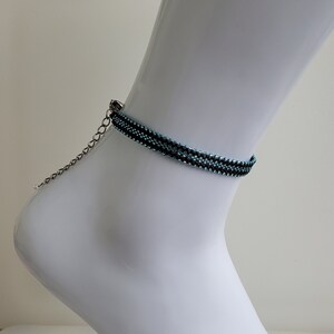 Pulseira de tornozelo feminina azul celeste e preta feita à mão com ponto de peiote em rocaille DELICAS MIYUKI com fecho ajustável de aço inoxidável