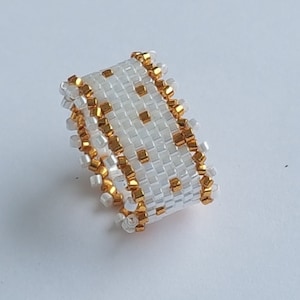 ANELLO anello con perline bianche e dorate intreccio fatto a mano di peyote in perline DELICAS by MIYUKI Anello gioiello da donna