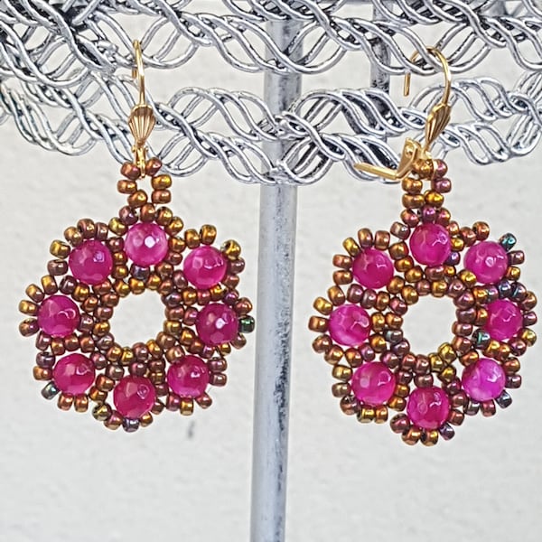 Boucles d'oreilles Femme  pierre de gemme AGATHE teintées de 6 MM fuschia facettées et perles rondes MIYUKI 8/0 dorées à reflets