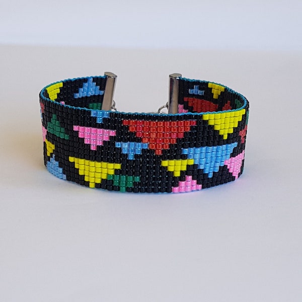 Bracciale multicolore su sfondo nero Fatto a mano su telaio per semi MIYUKI DELICAS Chiusura regolabile in acciaio inossidabile