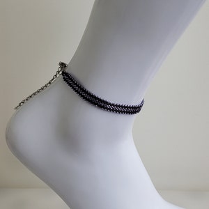 Fliederfarbenes und schwarzes Damen-Knöchelarmband, handgefertigt, Peyote-Spitze in Rocaille DELICAS von MIYUKI, verstellbares BOHO-Chic-Armband mit Edelstahlverschluss.
