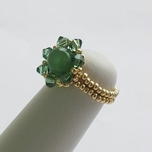 Women&#39;s Ring 1 AVENTURINE of 8 mm in the center and 7 spinning tops in Pure CRYSTAL Erinite MIYUKI seed ring Hand-woven ring