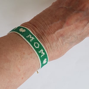 Per la mamma Bracciale con semi verde smeraldo e bianco DELICAS by MIYUKI Chiusura a cuore dorata con oro fino 23 carati