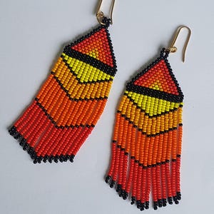 Orecchini da donna con frange arancioni, gialle e nere intrecciate in perline MIYUKI e ganci in stile DESIGN in acciaio inossidabile