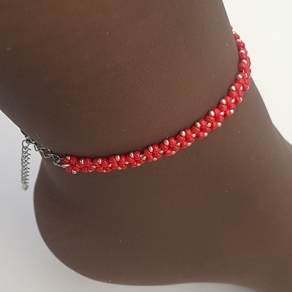 Bracelet de cheville rouge et rosé effet métallique en rocailles de verre rondes de MIYUKI tissé à la main au point CHENILLE