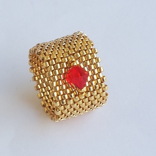 Bague Anneau 1 toupie rouge rubis en Pure*CRYSTAL de 6 mm et rocaille Japonaise DELICAS de MIYUKI or  Bague tissée à la main