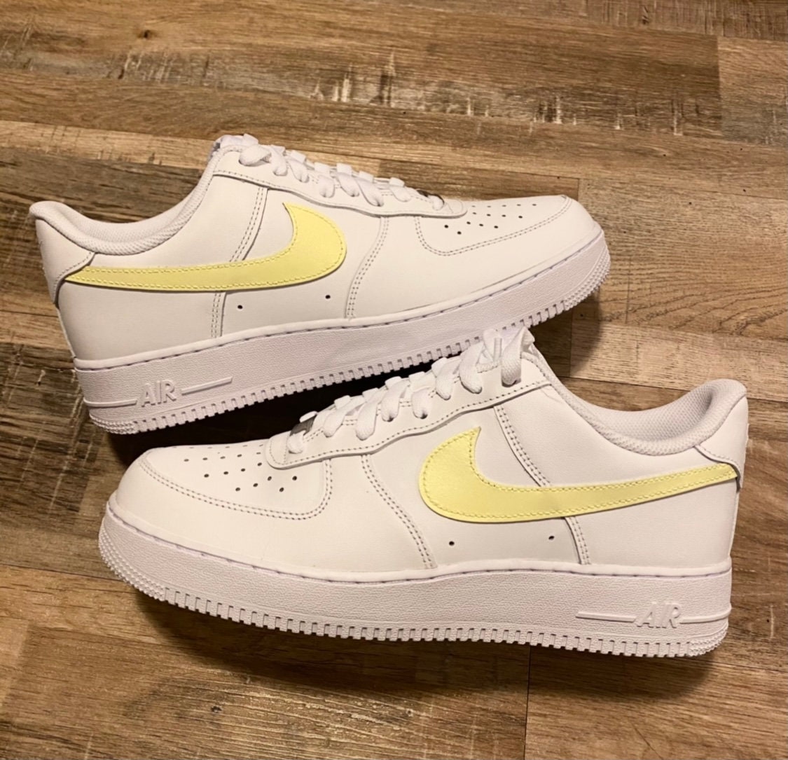 Custom Nike Air Force 1 x Pastel Amarillo Swoosh | Etsy España
