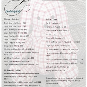Pu&ograve; includere: Un listino prezzi per orsacchiotti ricordo e altri articoli. L'elenco include diverse dimensioni e stili di orsacchiotti, nonch&eacute; extra aggiuntivi come cuscinetti per orecchie e zampe, un fiocco per il collo fatto a mano, un colletto per camicia e un supporto per bottoni, una tasca, un maglione rimovibile, abiti finti, un logo grande, una cerniera e nomi ricamati. L'elenco include anche orsacchiotti per il peso alla nascita, che possono essere realizzati con qualsiasi orsacchiotto ricordo. Gli orsacchiotti per il peso alla nascita sono disponibili in diverse fasce di peso e possono essere realizzati con sabbia, pallini di piombo o una miscela di sabbia e pallini.