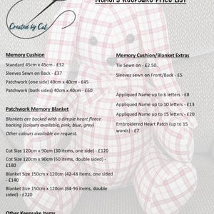 Pu&ograve; includere: Un listino prezzi per articoli da collezione, tra cui cuscini, coperte e altri accessori. L'elenco include diverse dimensioni e opzioni di personalizzazione, come nomi ricamati e toppe a forma di cuore.
