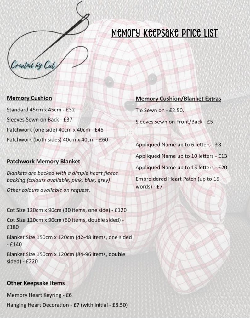 Pu&ograve; includere: Un listino prezzi per articoli da collezione, tra cui cuscini, coperte e altri accessori. L'elenco include diverse dimensioni e opzioni di personalizzazione, come nomi ricamati e toppe a forma di cuore.