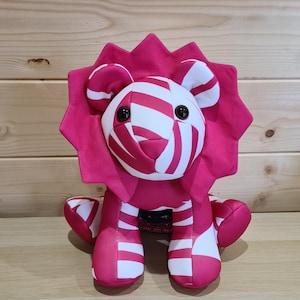 Memory Lion - Perfect Keepsake  (NOT PATTERN)