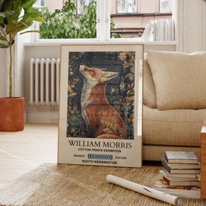 Op de afbeelding: Een ingelijste poster met een vintage esthetiek met een vos omringd door bloemen en een sterrenhemel. De poster adverteert een tentoonstelling van katoenen prints van William Morris op het South Kensington metrostation.