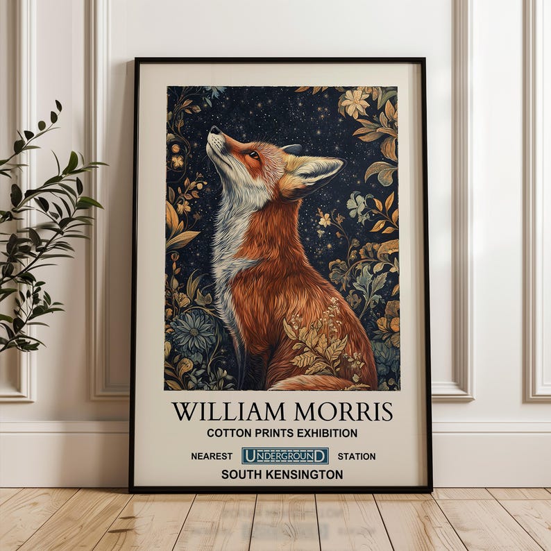 Op de afbeelding: Een vintage poster die reclame maakt voor een tentoonstelling van katoenen prints van William Morris. De poster toont een rode vos met een sterrenhemel als achtergrond en bloemmotieven. De tekst luidt "William Morris Cotton Prints Exhibition" en "Nearest Underground Station South Kensington".