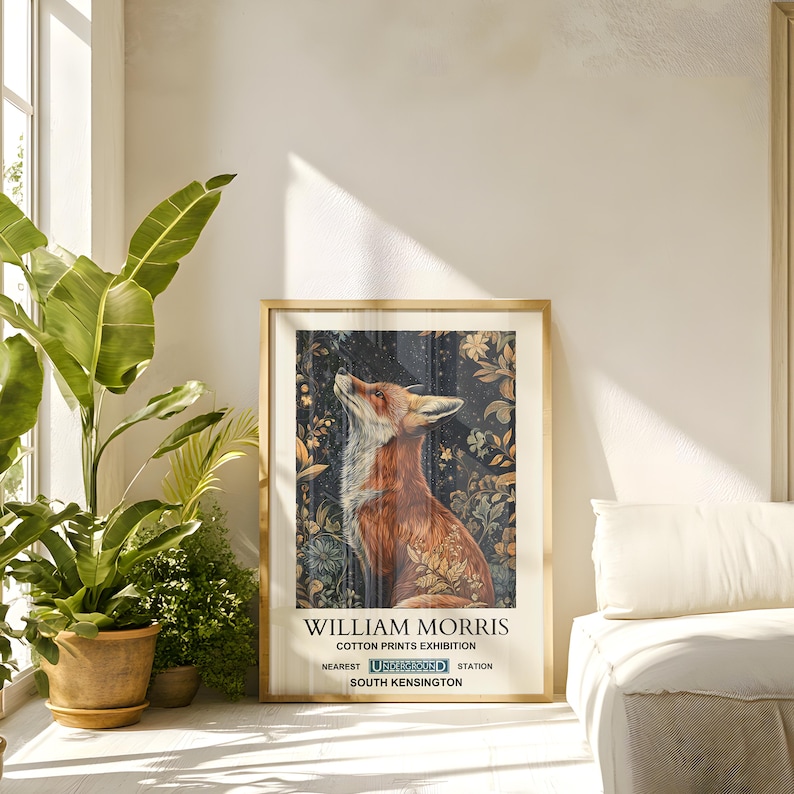 Op de afbeelding: Een ingelijste poster die reclame maakt voor een tentoonstelling van katoenen prints van William Morris op het station South Kensington. De poster toont een gestileerde illustratie van een vos met een sterrenhemel als achtergrond en bloemmotieven.