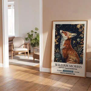 Op de afbeelding: Een poster die reclame maakt voor een tentoonstelling van katoenen prints van William Morris in het Victoria and Albert Museum in South Kensington, Londen. De poster toont een gestileerde illustratie van een rode vos tegen een achtergrond van een sterrenhemel.