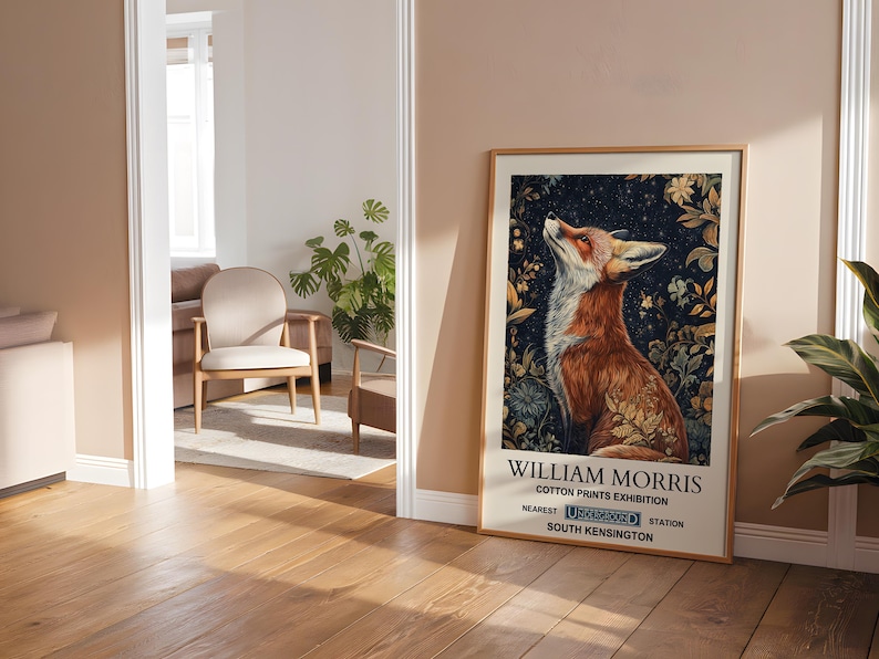 Op de afbeelding: Een poster die reclame maakt voor een tentoonstelling van katoenen prints van William Morris in het Victoria and Albert Museum in South Kensington, Londen. De poster toont een gestileerde illustratie van een rode vos tegen een achtergrond van een sterrenhemel.
