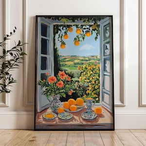 Könnte beinhalten: Ein Gemälde, das ein Fenster mit Blick auf ein grünes Tal und Orangenbäume zeigt. Auf der Fensterbank befindet sich eine Stillleben-Anordnung mit Orangen, Blumen und blau-weiß gemusterten Tellern.