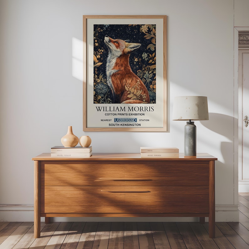 Op de afbeelding: Een vintage poster die reclame maakt voor een tentoonstelling van katoenen prints van William Morris in het Victoria and Albert Museum in South Kensington, Londen. De poster toont een rode vos tegen een achtergrond van een sterrenhemel.