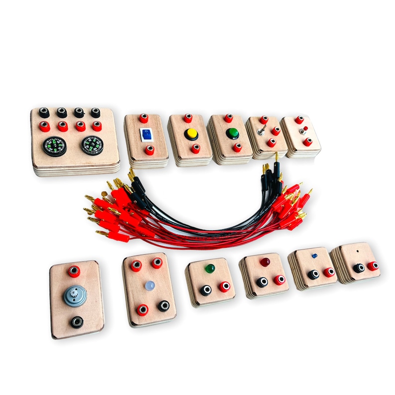 Puede incluir: Un conjunto de placas de circuito de madera con varios componentes, incluidos interruptores, botones y LED. Las placas est&aacute;n dispuestas en una fila y hay cables rojos y negros que las conectan. Las placas est&aacute;n todas hechas de madera clara y tienen un acabado natural.