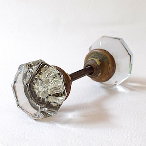 Pomolo antico per porta in vetro scanalato a 8 punte con perno centrale in argento, 2 1/8", circa anni '20