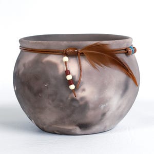 Olla fetiche vintage de crin ahumada con heishi de cuero, firmada, 7,6 cm