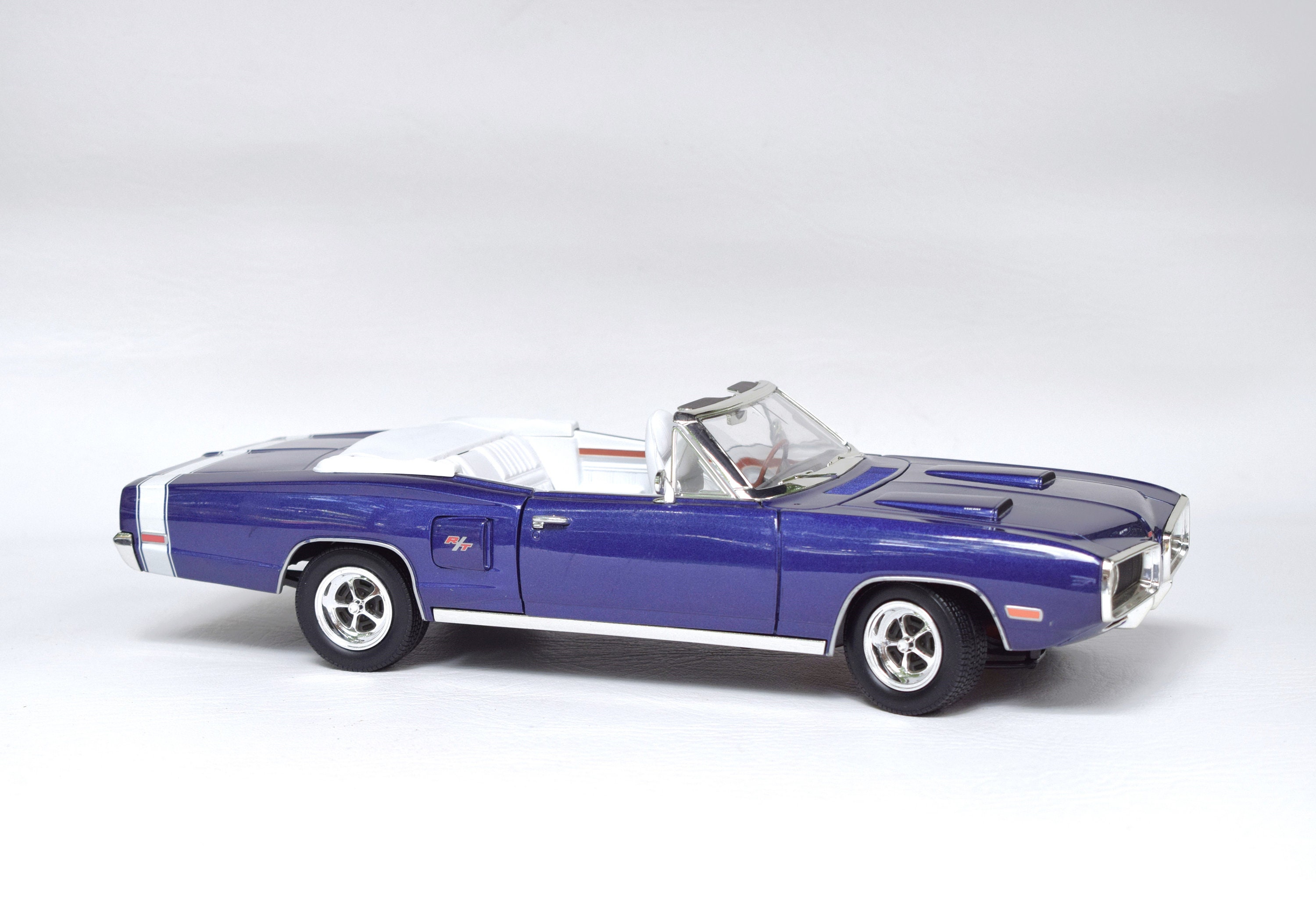 Road Signature Diecast 1970 Dodge Coronet RT Convertible in