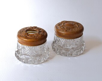 Jugendstil Pressglas Haarbehälter Und Eitelkeitsgefäß mit bronzierten Repoussé Deckeln, 3 Zoll x 3 1/2 Zoll, um 1890