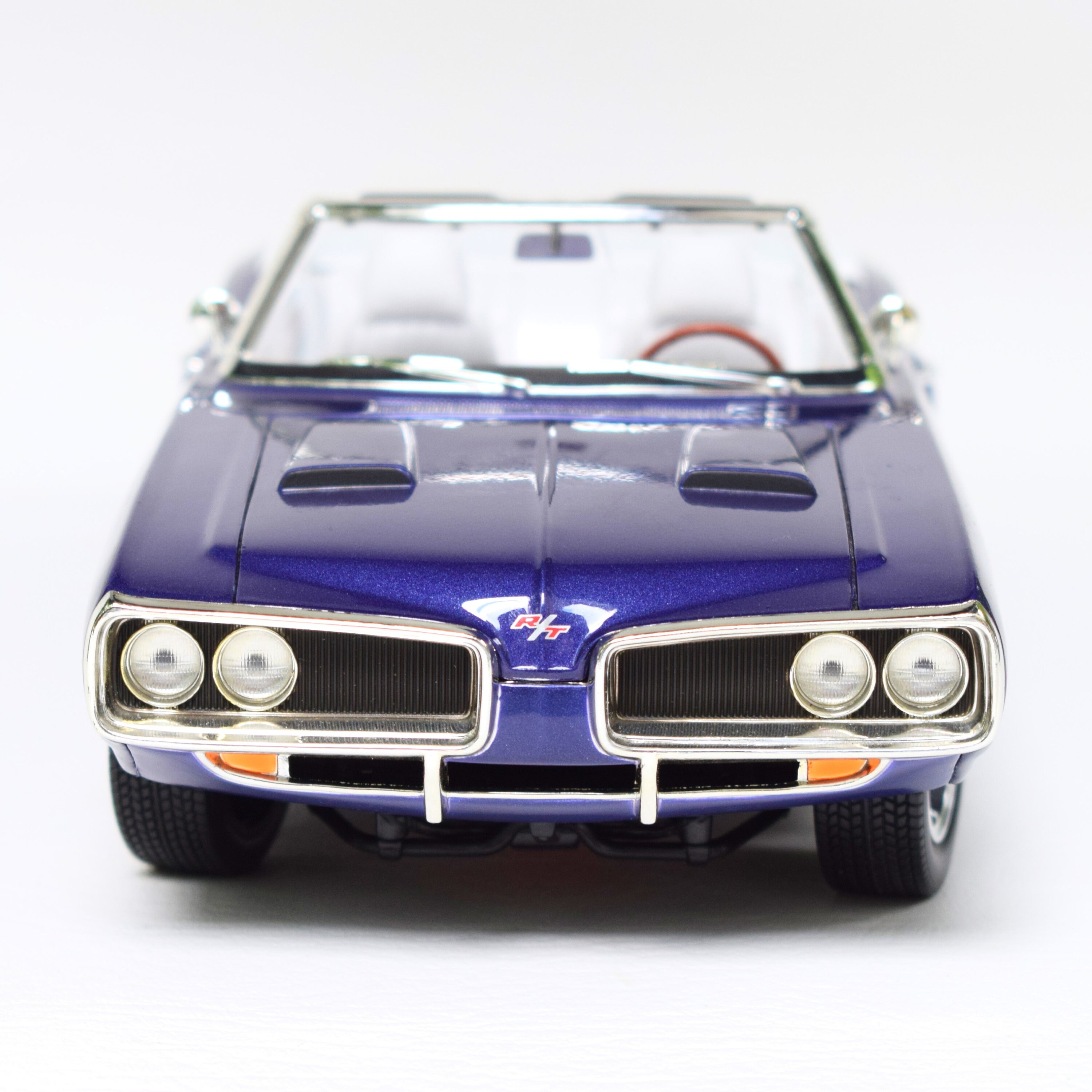 Road Signature Diecast 1970 Dodge Coronet RT Convertible in