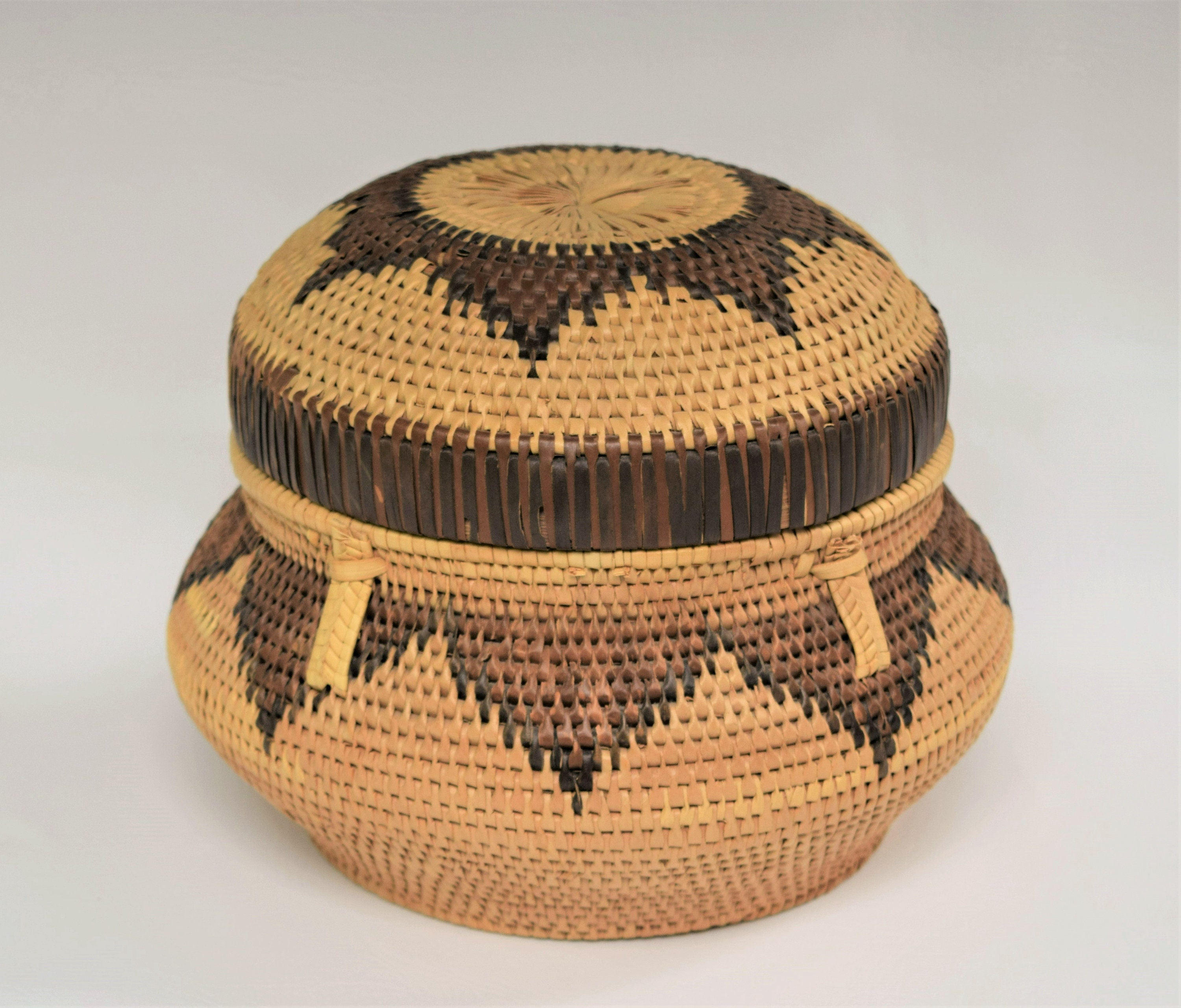 バリ島直送・ハンドメイド】天然素材 伝統的な手編みのバスケット バリ