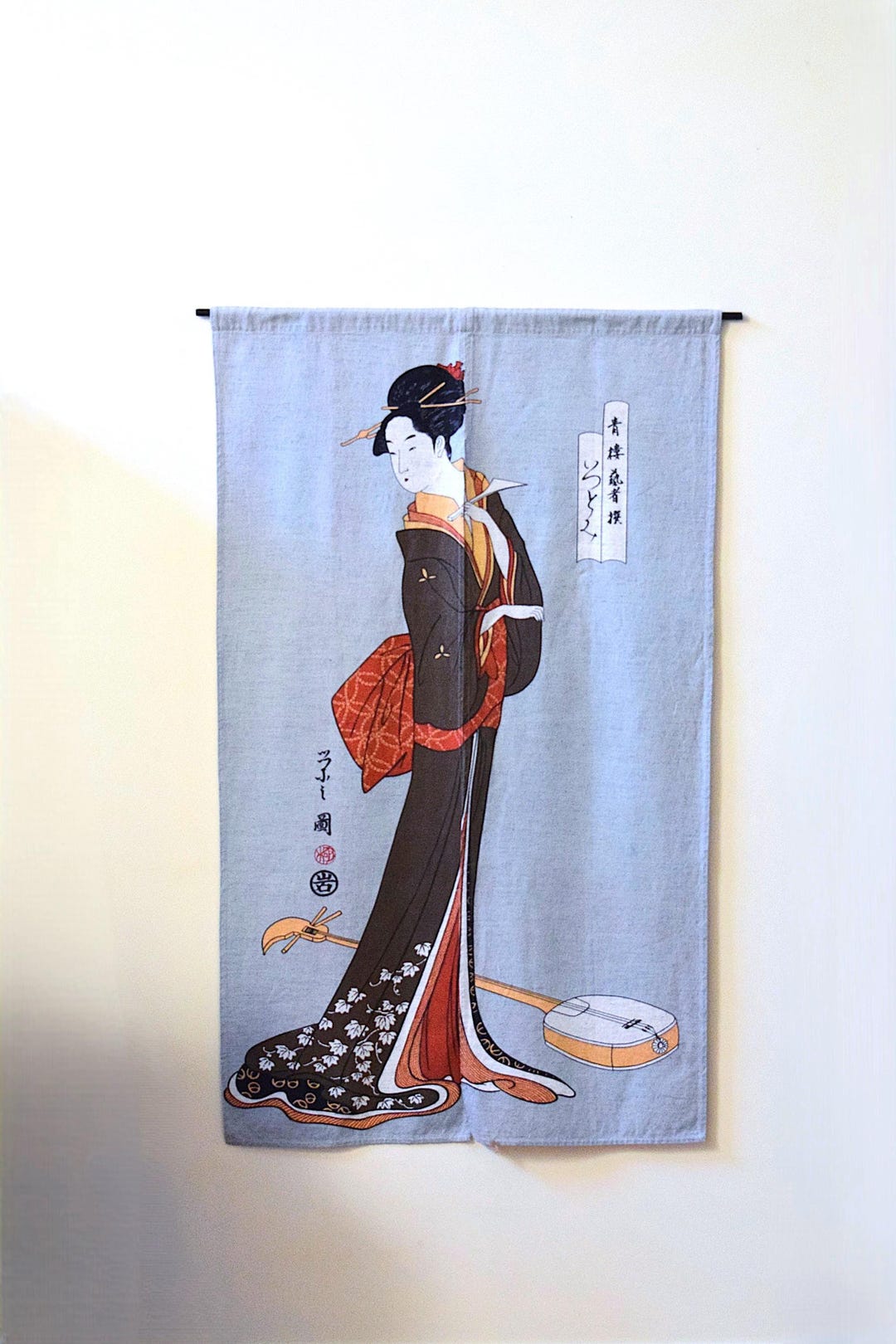 浮世絵風遊女と三味線が描かれたヴィンテージの日本製暖簾、54インチ