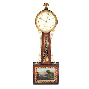 Puede incluir: Un reloj de pared tipo banjo de madera con una esfera blanca circular, números y manecillas negras, rematado con un águila dorada. El cuello central muestra patrones florales y la base presenta una escena de paisaje pintada.