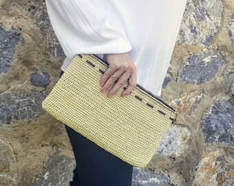 Pochette usata color rafia di paglia naturale, borsa a mano estiva, pochette elegante in vera pelle con dettaglio di paglia intrecciata con cerniera