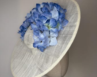 Ivoor Sinamay Fascinator met korenbloemblauwe hortensiablaadjes