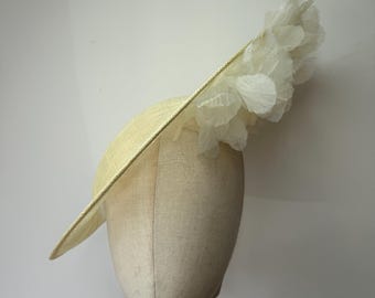 Tocado ovalado de sinamay color limón mantequilla con flores de seda color limón degradado, tocado de boda Races