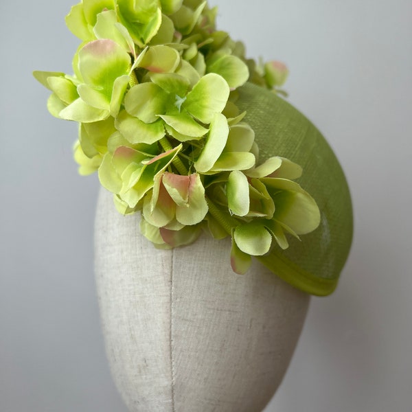 Superbe fascinateur rond en sinamay rond vert lime avec pétales d'hortensia lime mariage courses KittyMay.online