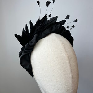 Svart fjäderhårband, iögonfallande fascinator, bröllop, tävlingar, KittyMay.online