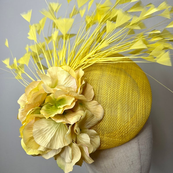 Bibi plume et hortensia jaune Sinamay, Bibi déclaration, Bibi de mariage, Bibi de courses, KittyMay.online