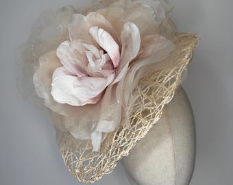 Fascinator naturale con fiori di seta: un accessorio di grande effetto, perfetto per capelli, corse di cavalli e matrimoni.