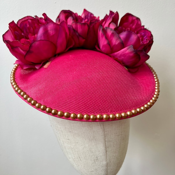 Impresionante tocado de sinamay redondo fucsia con flores rosas y perlas doradas Wedding Races KittyMay.online