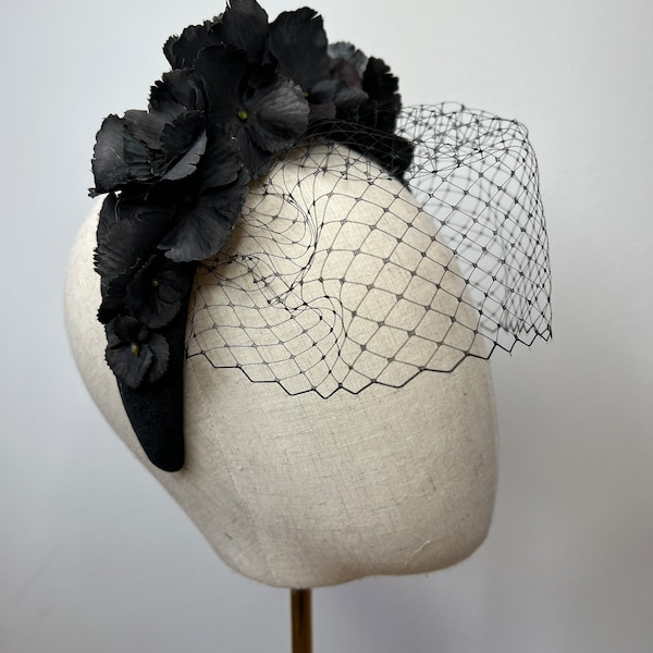 Prachtige Zwart fluwelen Hoofdband, Zwarte Hortensia Bloemblaadjes en Vogelkooi Sluier Fascinator Wedding Races KittyMay.online